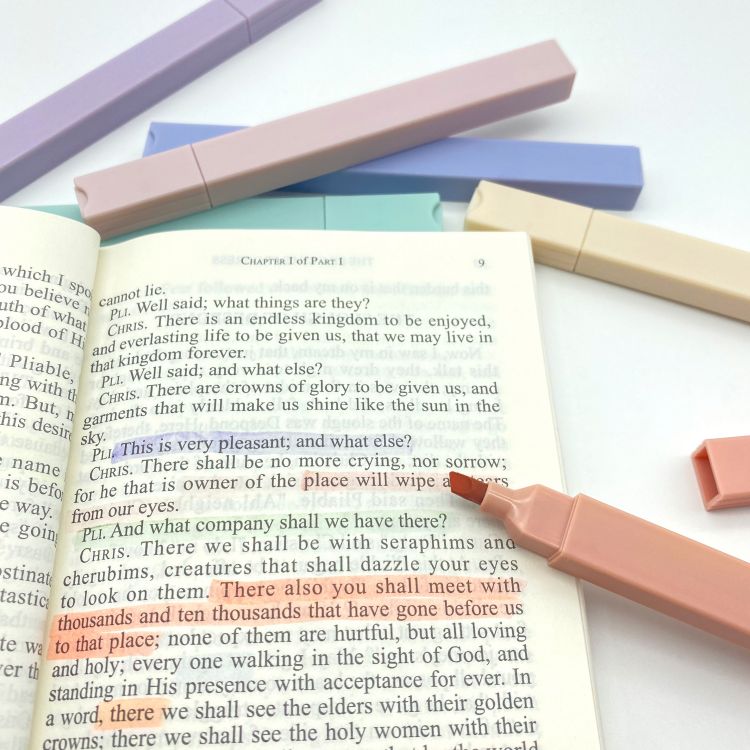 Highlighter Pen Product Display 2