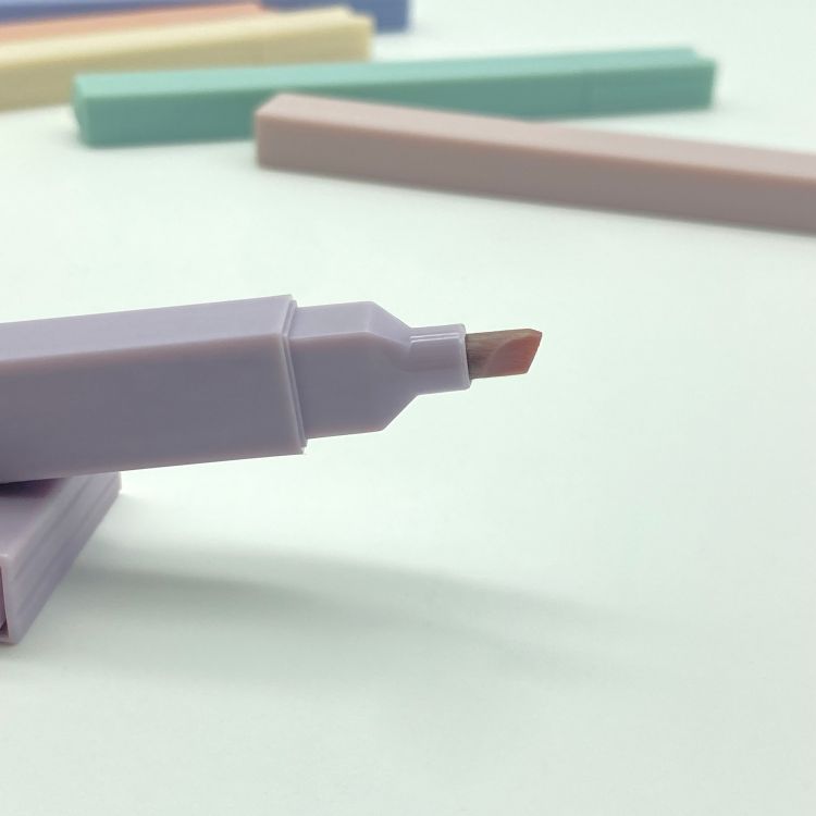 Highlighter Pen Product Display 3