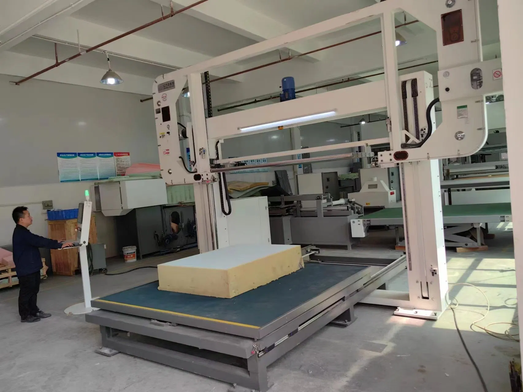 High Efficiency Sponge Contour Cutting Machine Horizontal Blade CNC Foam Cutter