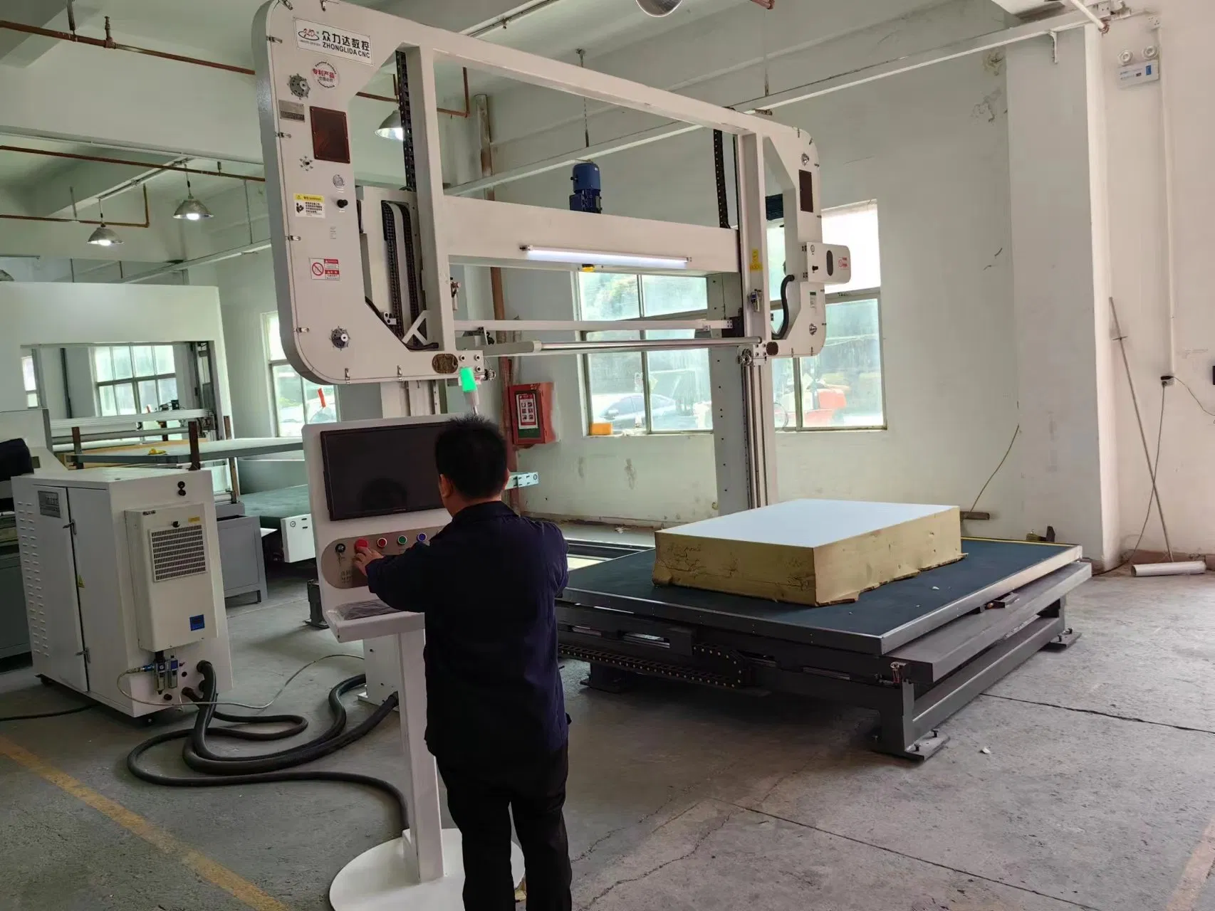 High Efficiency Sponge Contour Cutting Machine Horizontal Blade CNC Foam Cutter