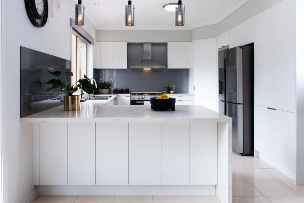 Waterfall Island L-Shaped Lacquer Finish Kitchen Cabinets with Quartz Countertop