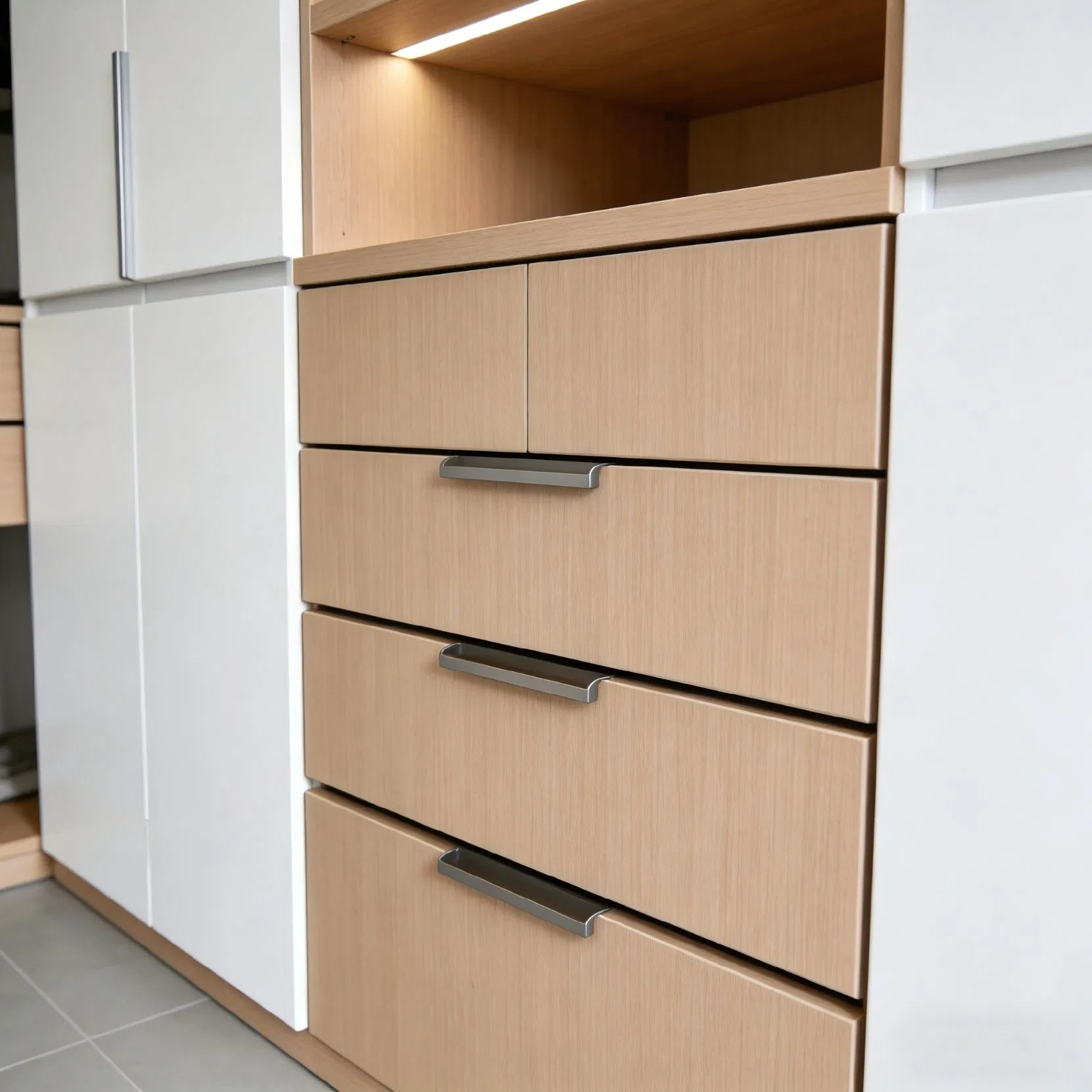 Walk-in Closet System with Melamine Finish and Aluminum Frame Structure