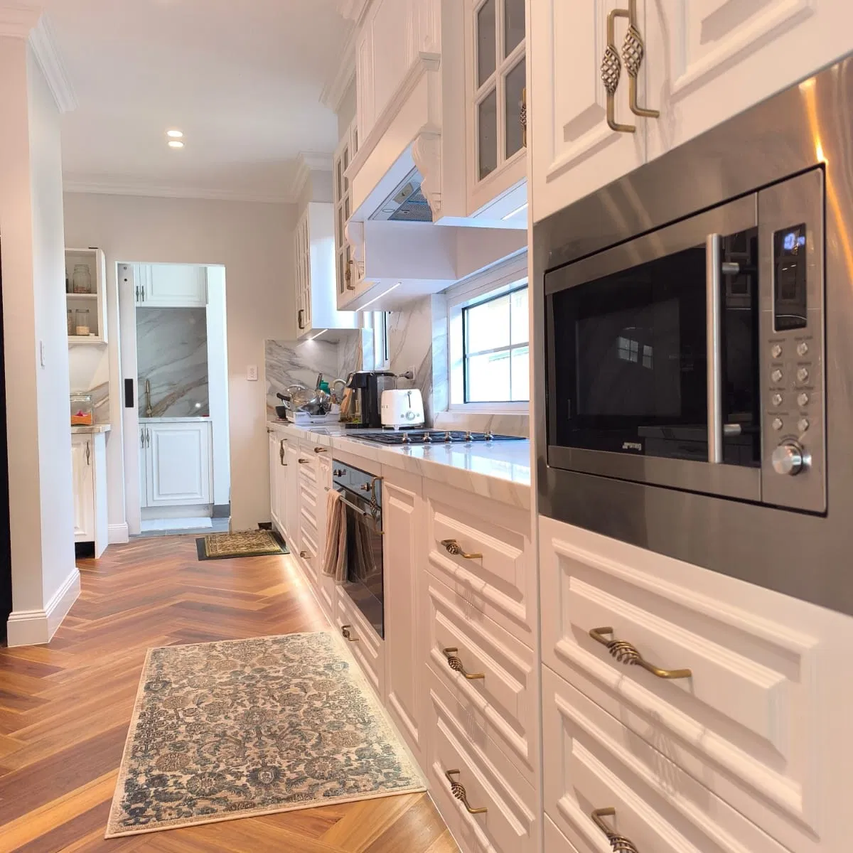 White Lacquer High Gloss Modern Kitchen Cabinet Set Countertop Oven Stove Kitchen Cabinet