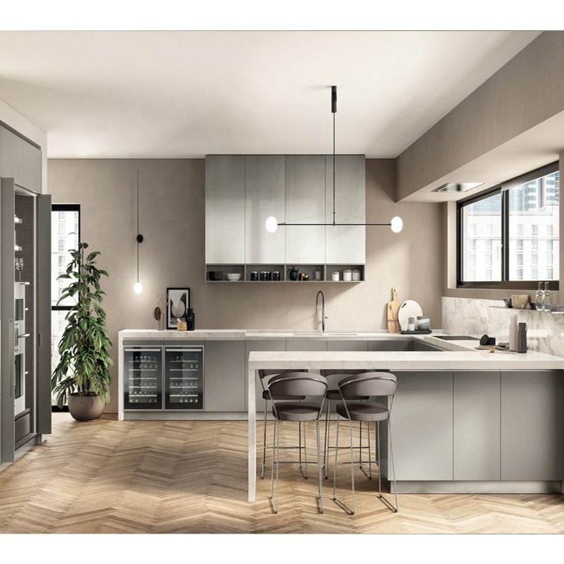 Luxury High Gloss Custom Made Kitchen Cabinet for Upscale Villa Kitchen Interior