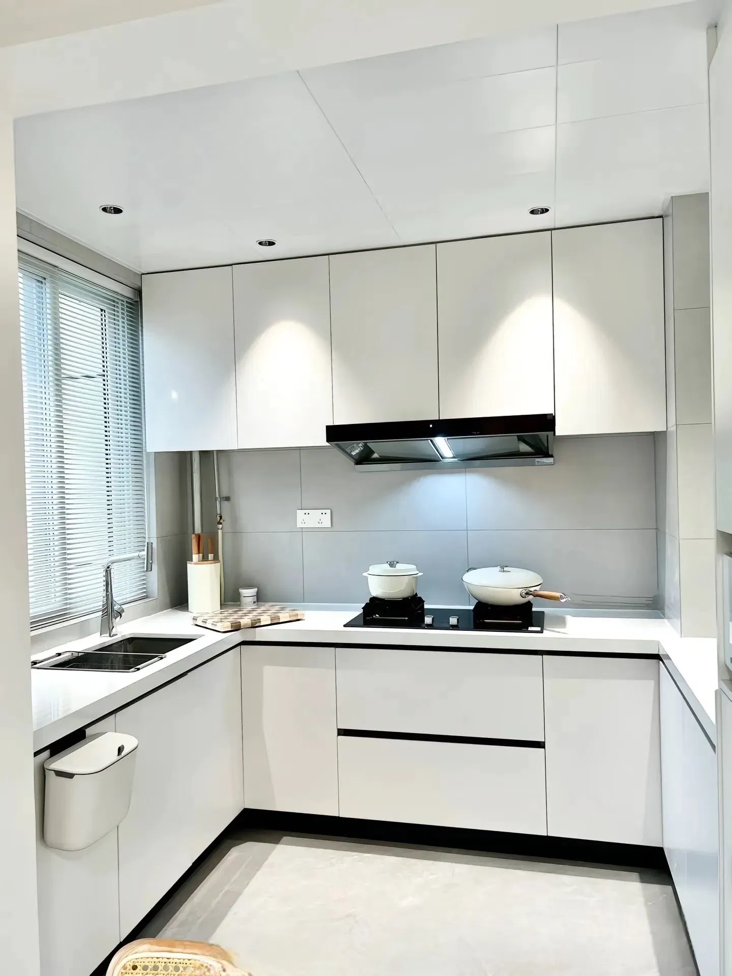 Modern High Gloss Kitchen Cabinet Set with Soft Close Doors