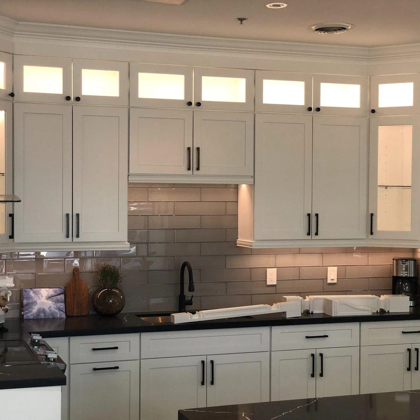 High-End Custom Kitchen Cabinets Solid Wood with Matte Painting Finish