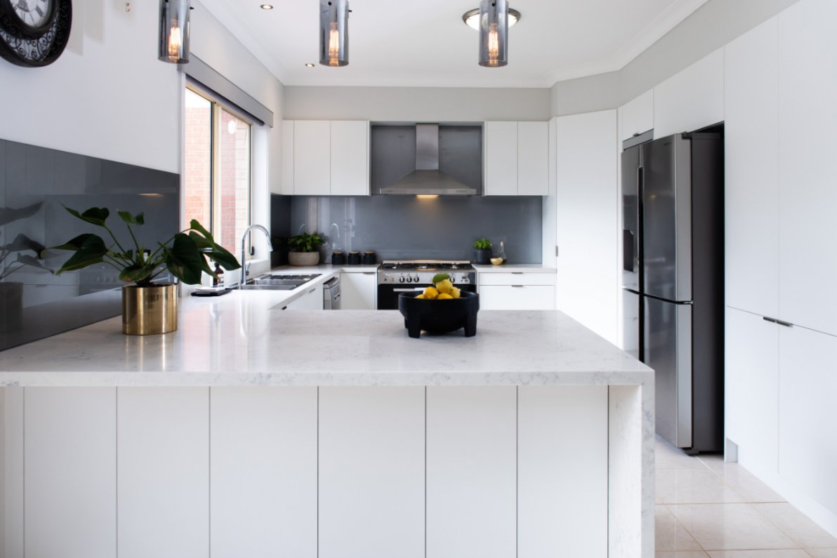 Waterfall Island L-Shaped Lacquer Finish Kitchen Cabinets with Quartz Countertop