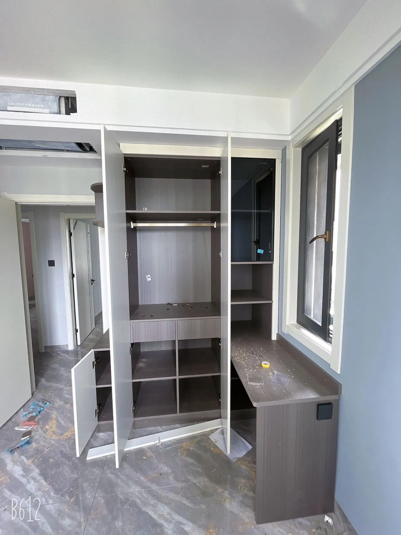 Aluminum Pole System Wooden Wardrobe Cabinet Closet Sliding Doors Walk in Closet