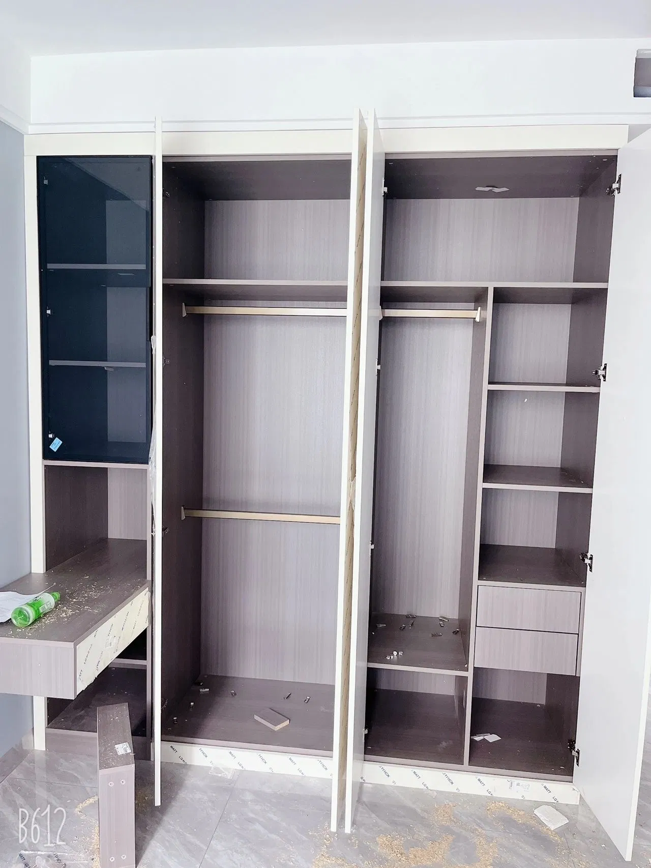 Aluminum Pole System Wooden Wardrobe Cabinet Closet Sliding Doors Walk in Closet