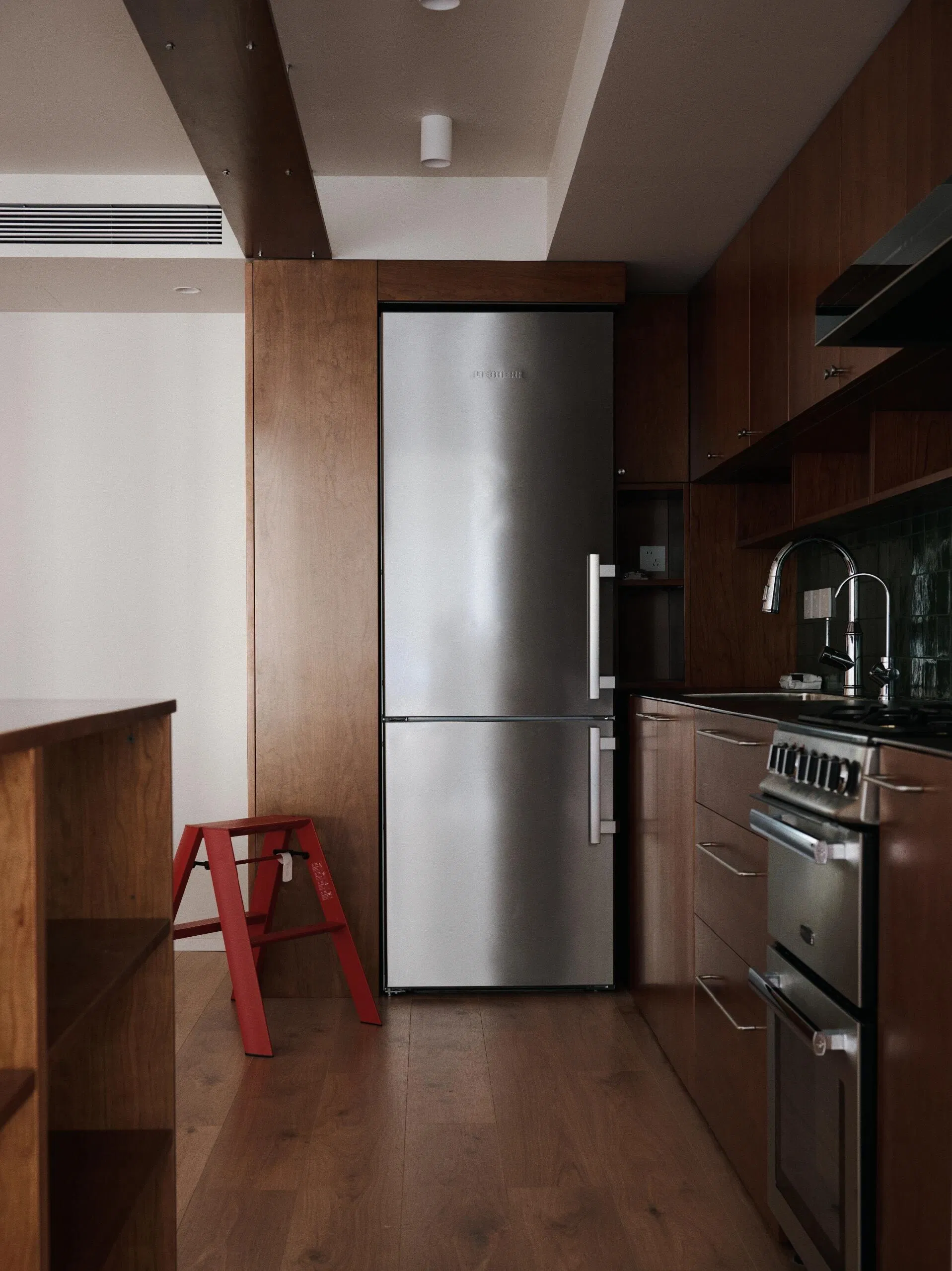 Customized Wardrobe Solutions for a Modern and Elegant Look