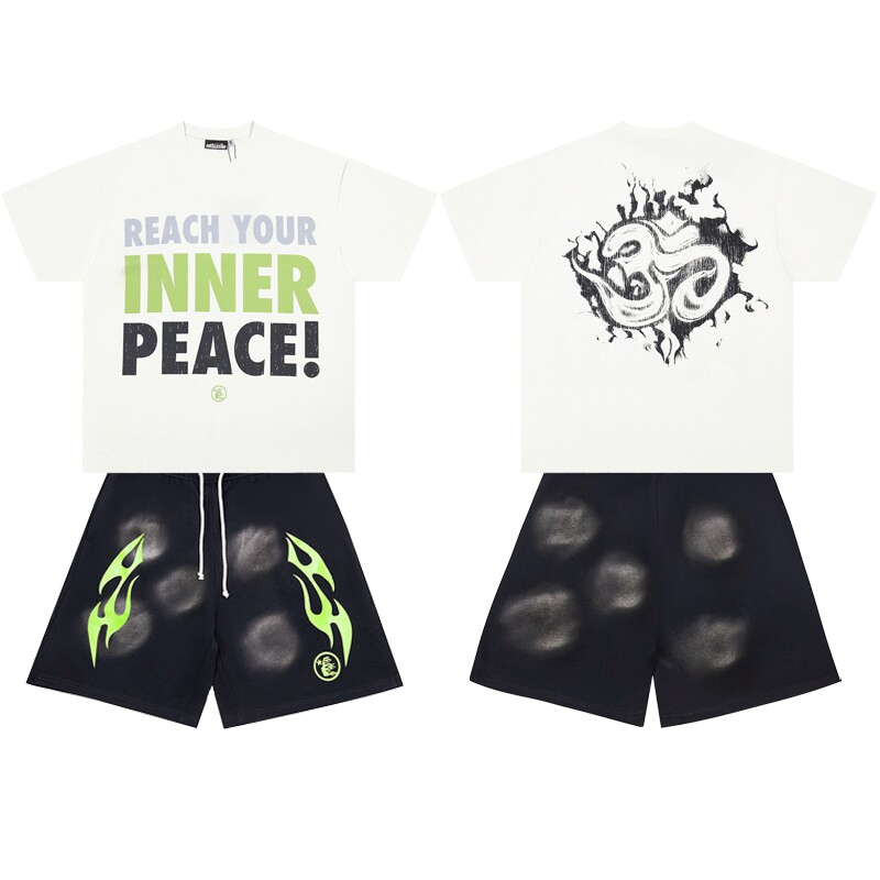 A nova coleção da Hellstar apresenta um conjunto casual de camiseta de manga curta com estampa de logo lavado e look desgastado, acompanhado de shorts combinando