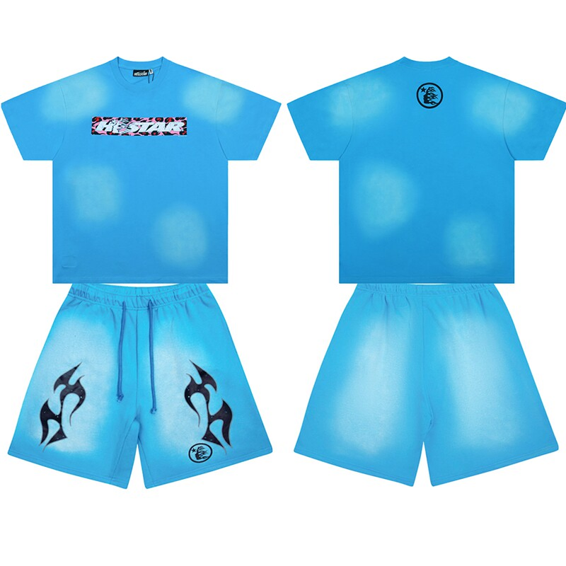 A nova coleção da Hellstar apresenta um conjunto casual de camiseta de manga curta com estampa de logo lavado e look desgastado, acompanhado de shorts combinando