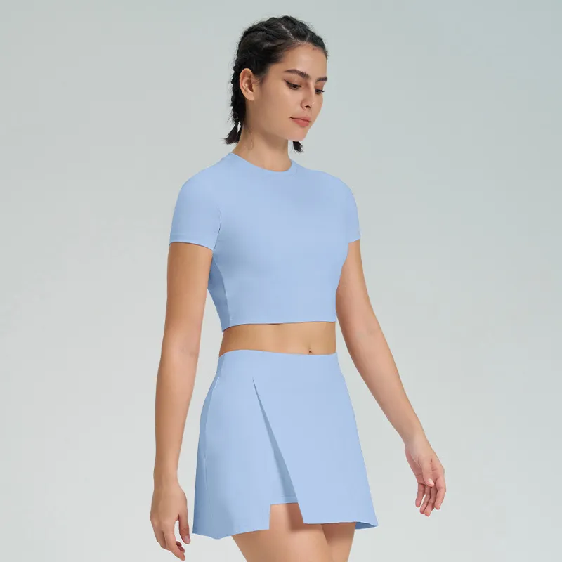 Conjunto esportivo casual de cor sólida em nylon e spandex, camiseta de gola redonda e culotes