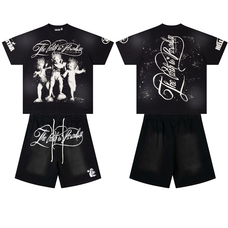 A nova coleção da Hellstar apresenta um conjunto casual de camiseta de manga curta com estampa de logo lavado e look desgastado, acompanhado de shorts combinando