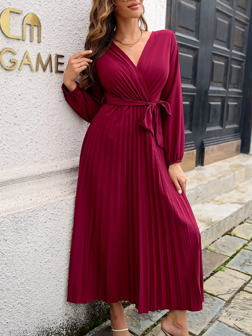 Novo Vestido Longo Feminino de Manga Longa com Decote em V, Plissado, Cor Sólida, Cinto com Laço, Venda Quente na Europa, Elegante e Casual