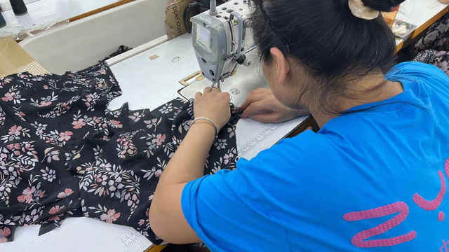 Equipe de fabricação de vestuário Batak Fashion - controle de qualidade