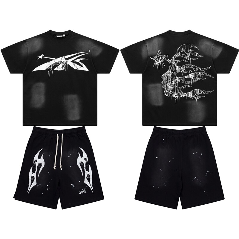 A nova coleção da Hellstar apresenta um conjunto casual de camiseta de manga curta com estampa de logo lavado e look desgastado, acompanhado de shorts combinando