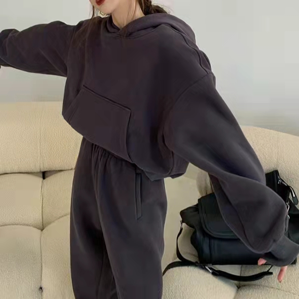Conjunto de Moletom Casual com Suéter Curto e Calças de Esporte para Mulheres
