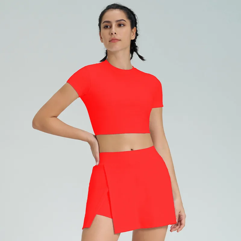 Conjunto esportivo casual de cor sólida em nylon e spandex, camiseta de gola redonda e culotes