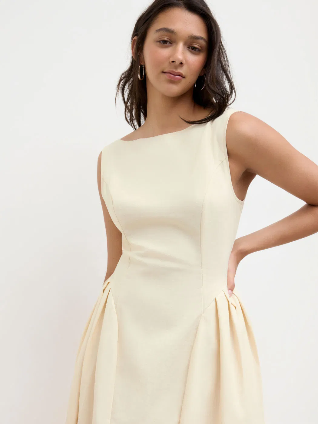 Vestido midi de linho misto casual feminino com decote barco, borda com babados e costas nuas
