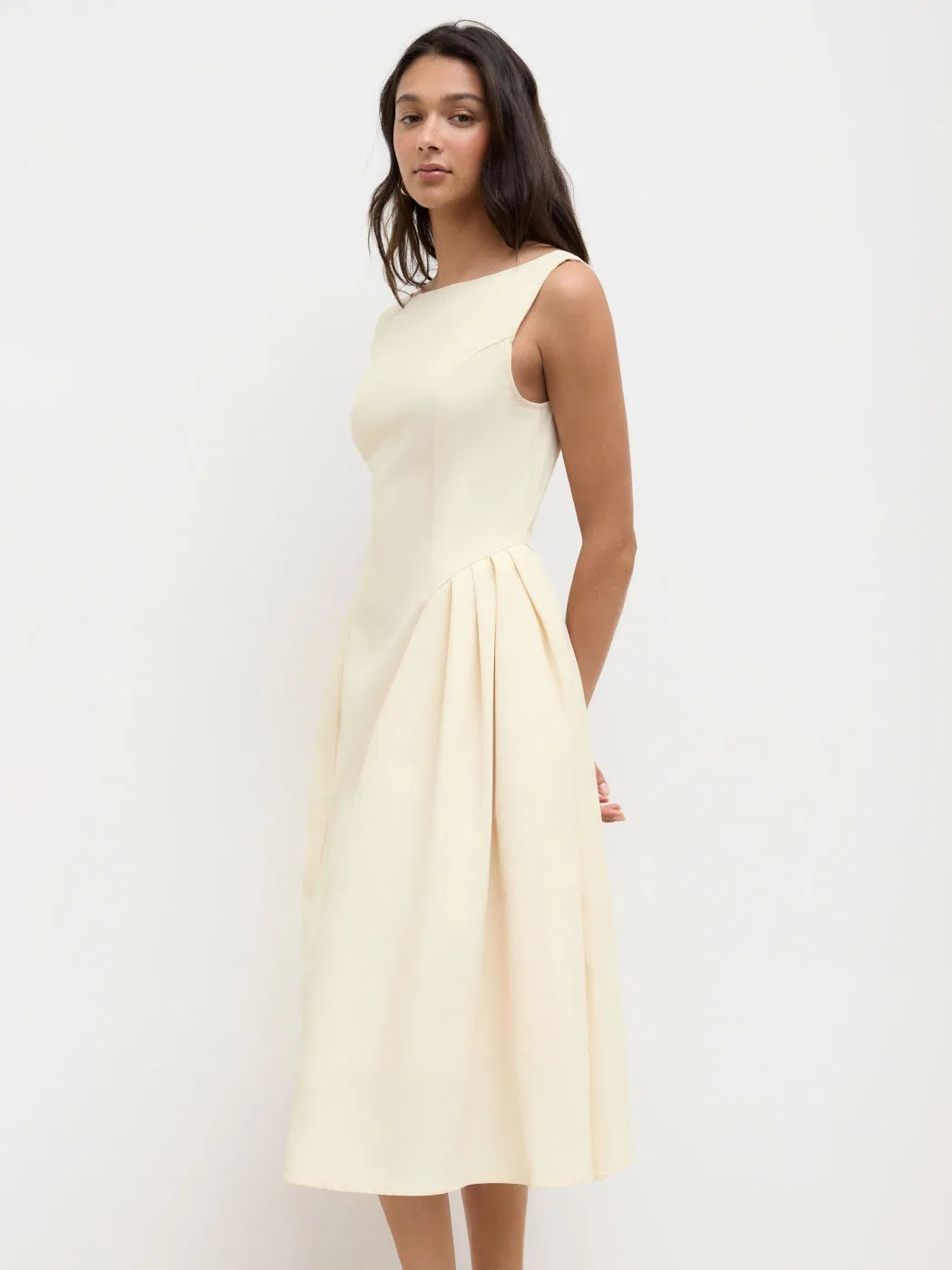 Vestido midi de linho misto casual feminino com decote barco, borda com babados e costas nuas