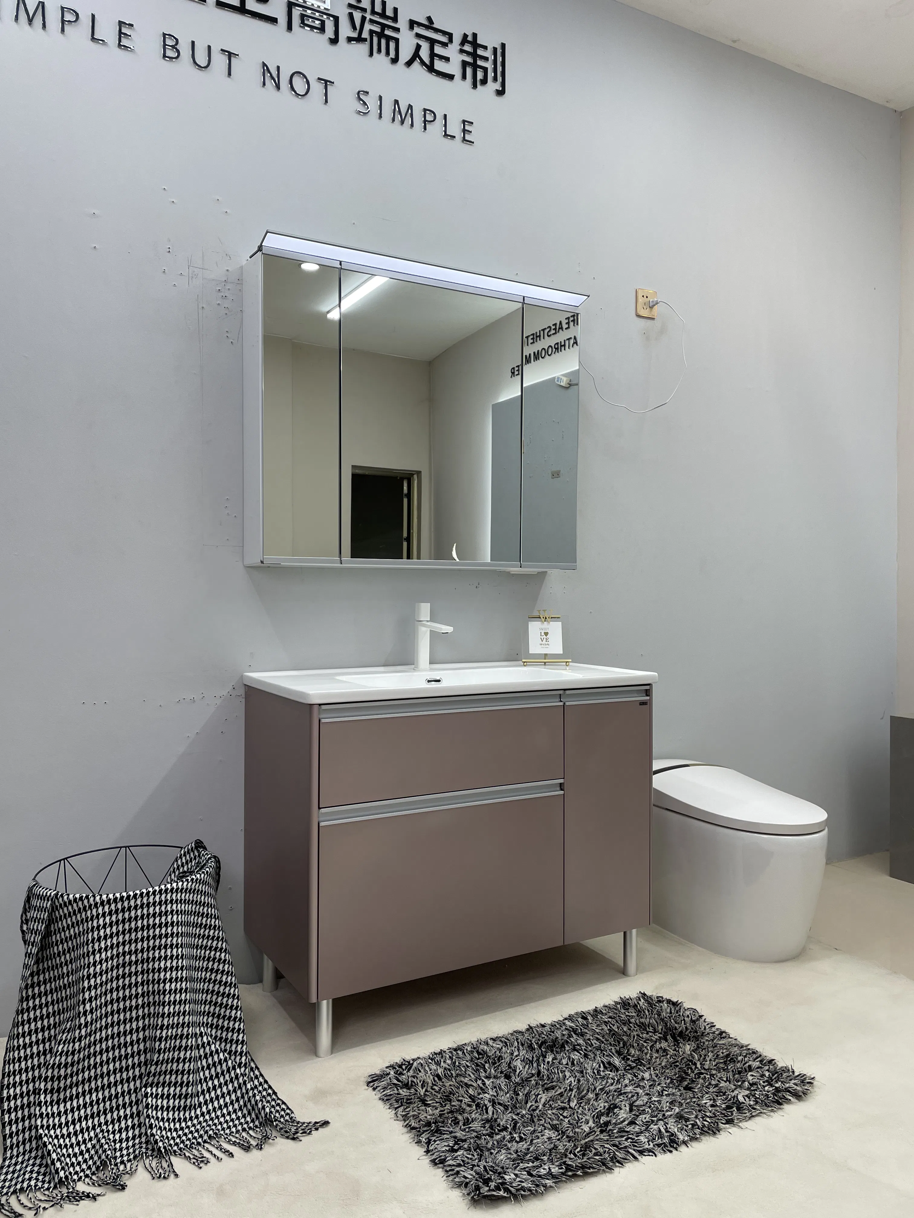 Customized Freestanding Bathroom Vanity with Mirror for Hotels and Villas