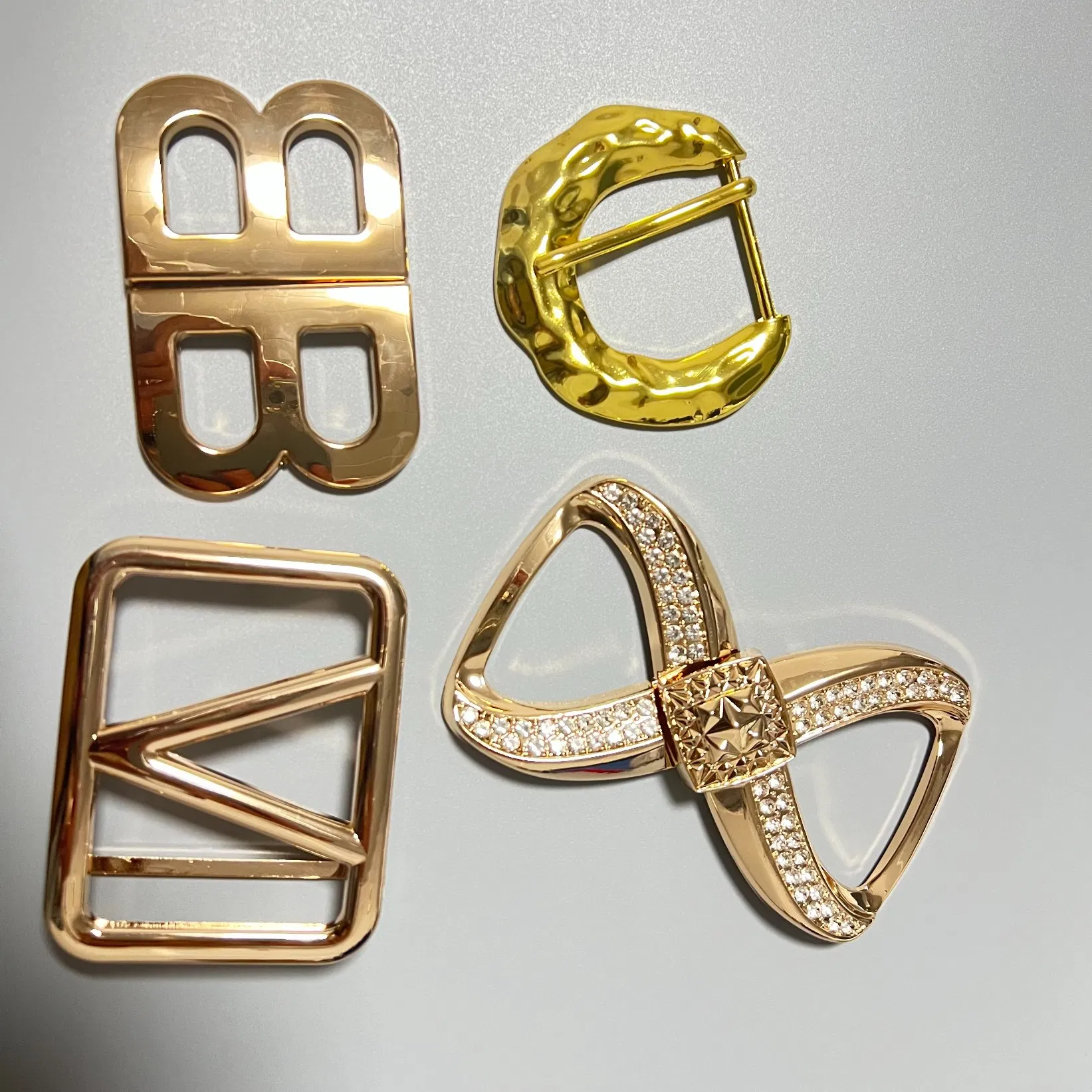 Fivelas anodizadas em cores personalizadas para coleções de moda sazonais por atacado