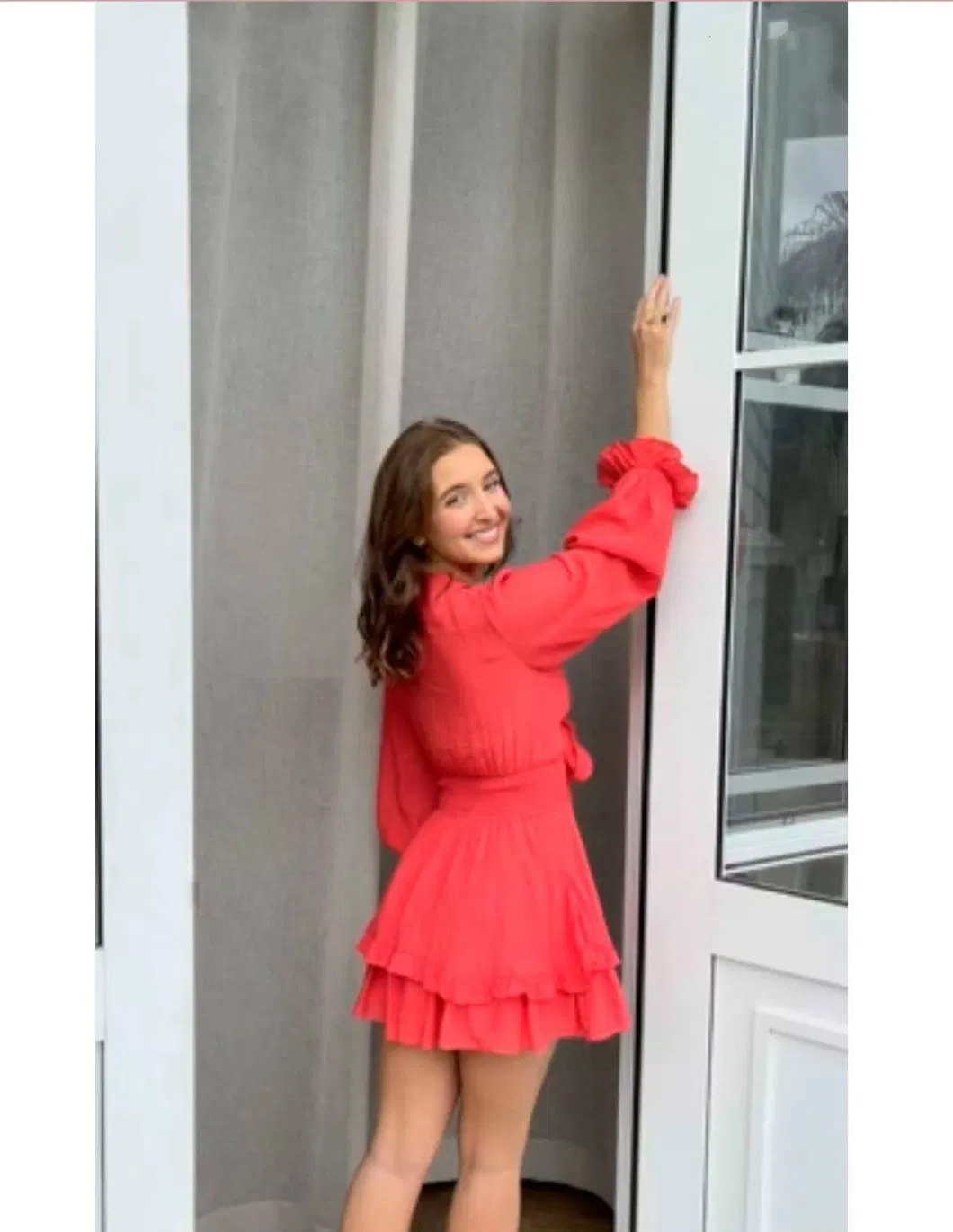 Vestido curto casual de verão feminino com decote em V e mangas longas