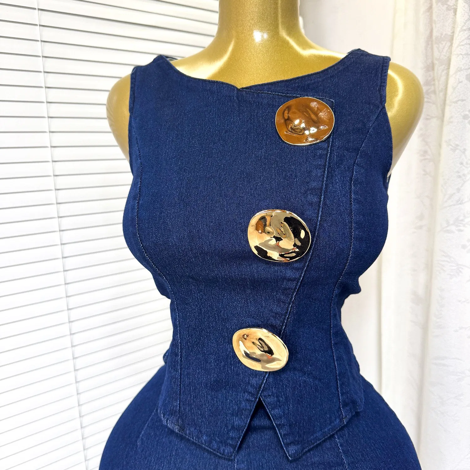 Conjunto Elegante de Top Sem Mangas em Denim e Calças Jeans de Cintura Alta com Pernas Largas para Mulheres, Gola Redonda, Botão de Metal, Roupa Casual em Denim com Ajuste Slim
