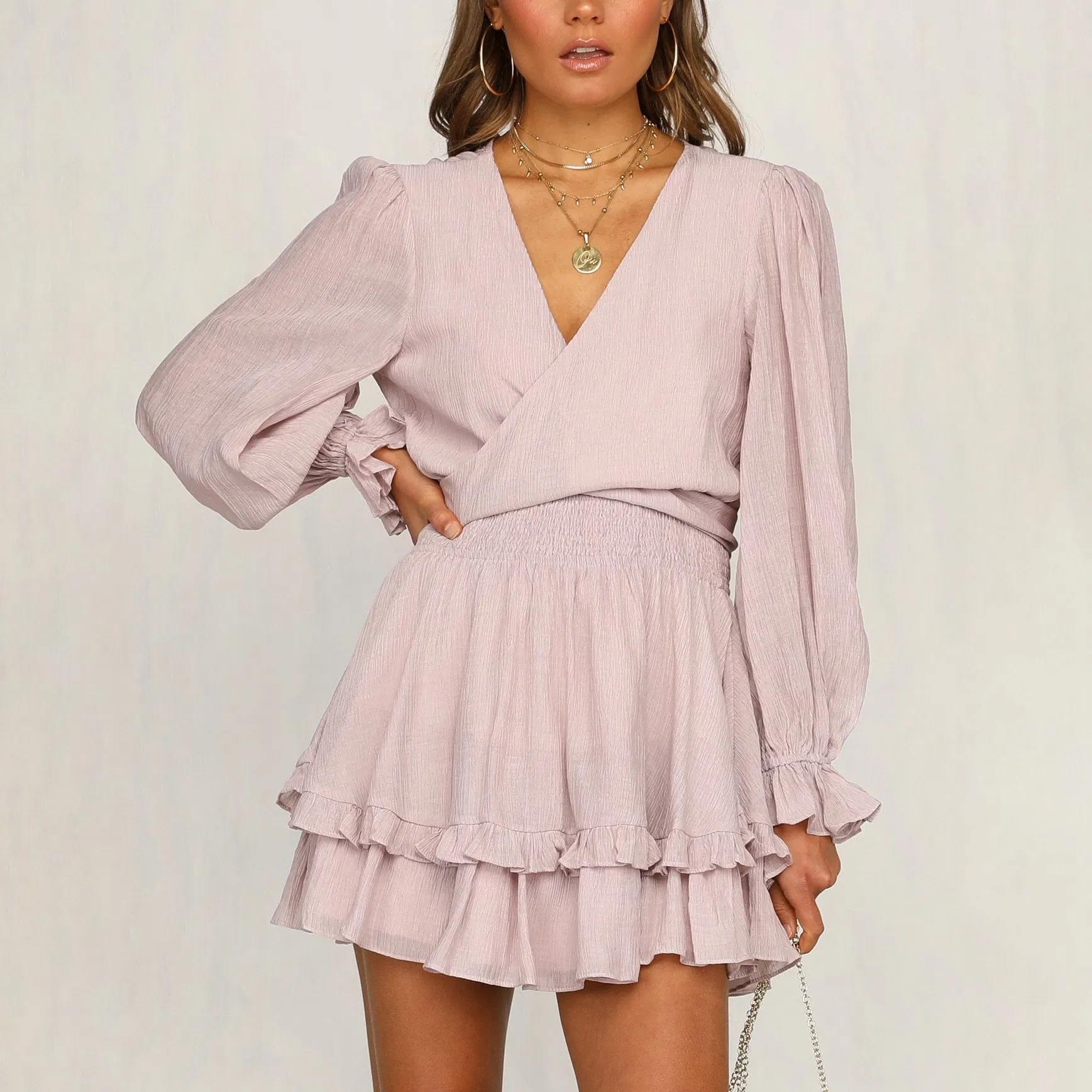 Vestido curto casual de verão feminino com decote em V e mangas longas