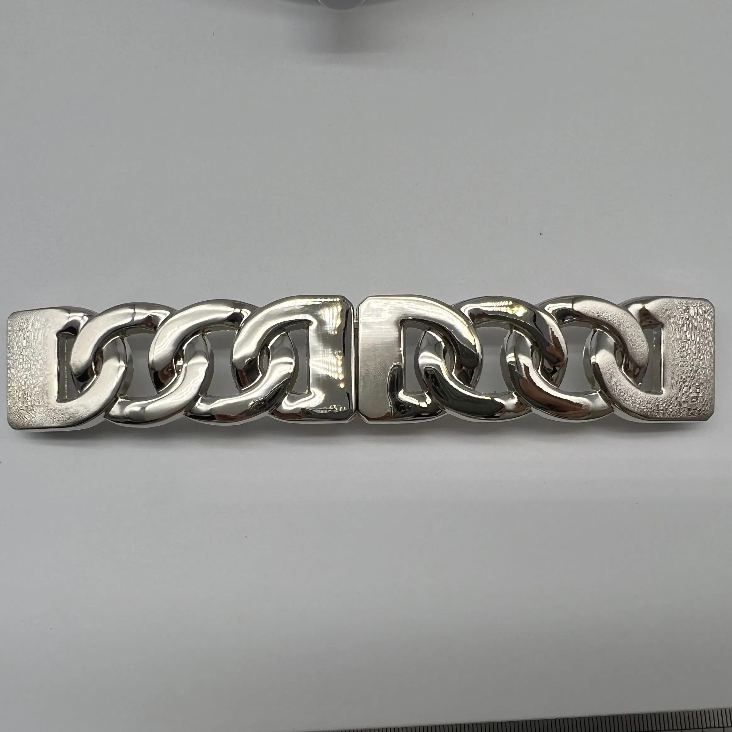 Fivelas anodizadas em cores personalizadas para coleções de moda sazonais por atacado