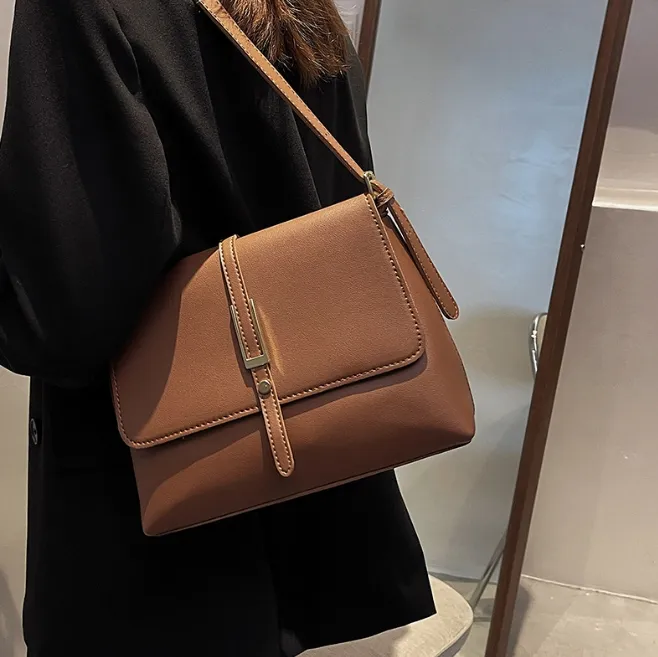 Moda Retrô Bolsa Grande Simples para Mulheres 2026 Nova Tendência Charmosa Bolsa de Ombro Único Bolsa de Braço Popular da Temporada Bolsa Transversal