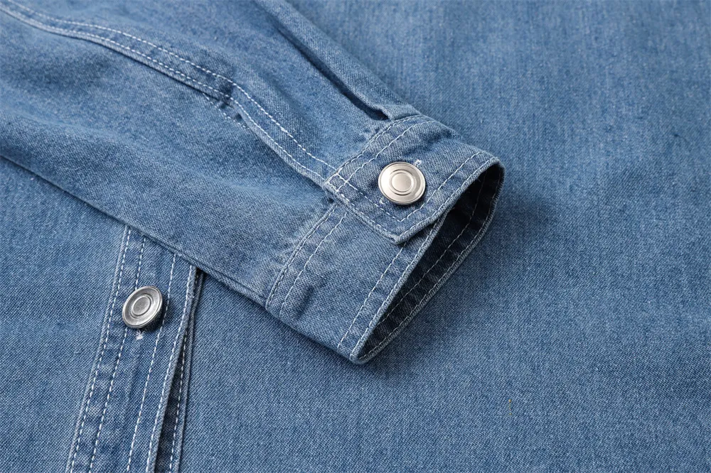 Camisa de Denim Azul Lavado Estilo Americano Personalizada para Mulheres com Bolso