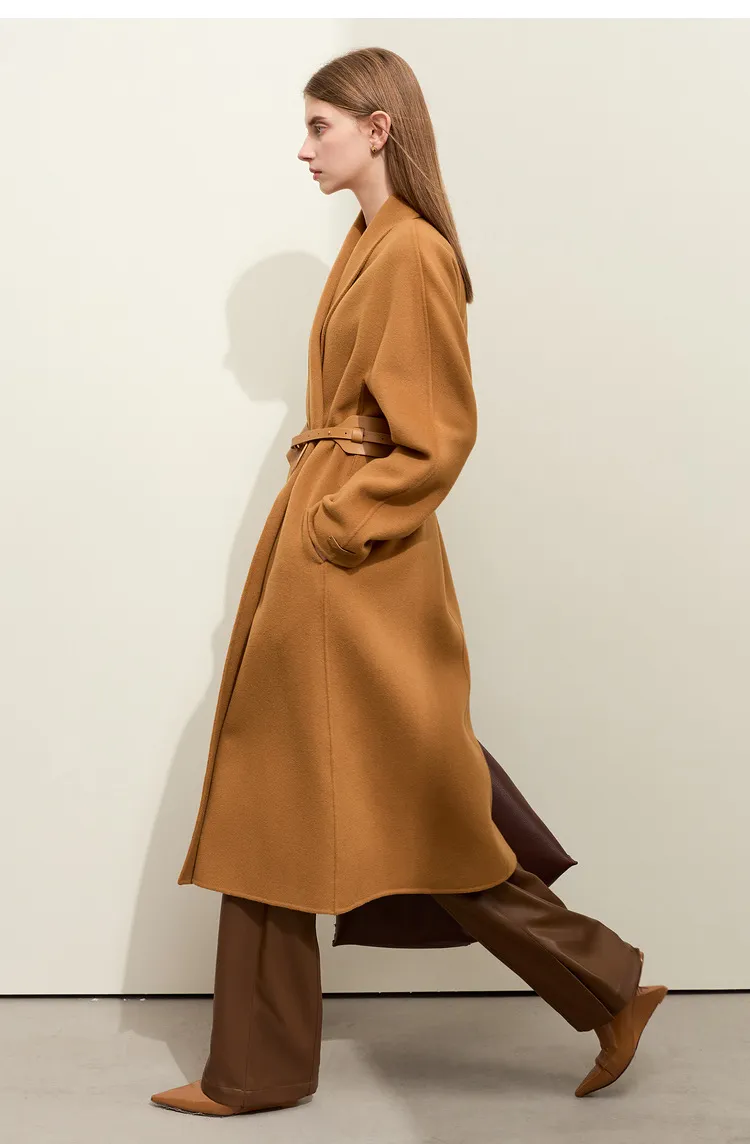 Casaco elegante de inverno com fechamento em couro