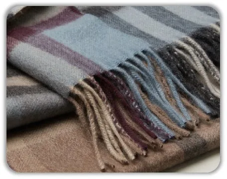 Cachecol xadrez de franjas em cashmere sustentável para mulheres