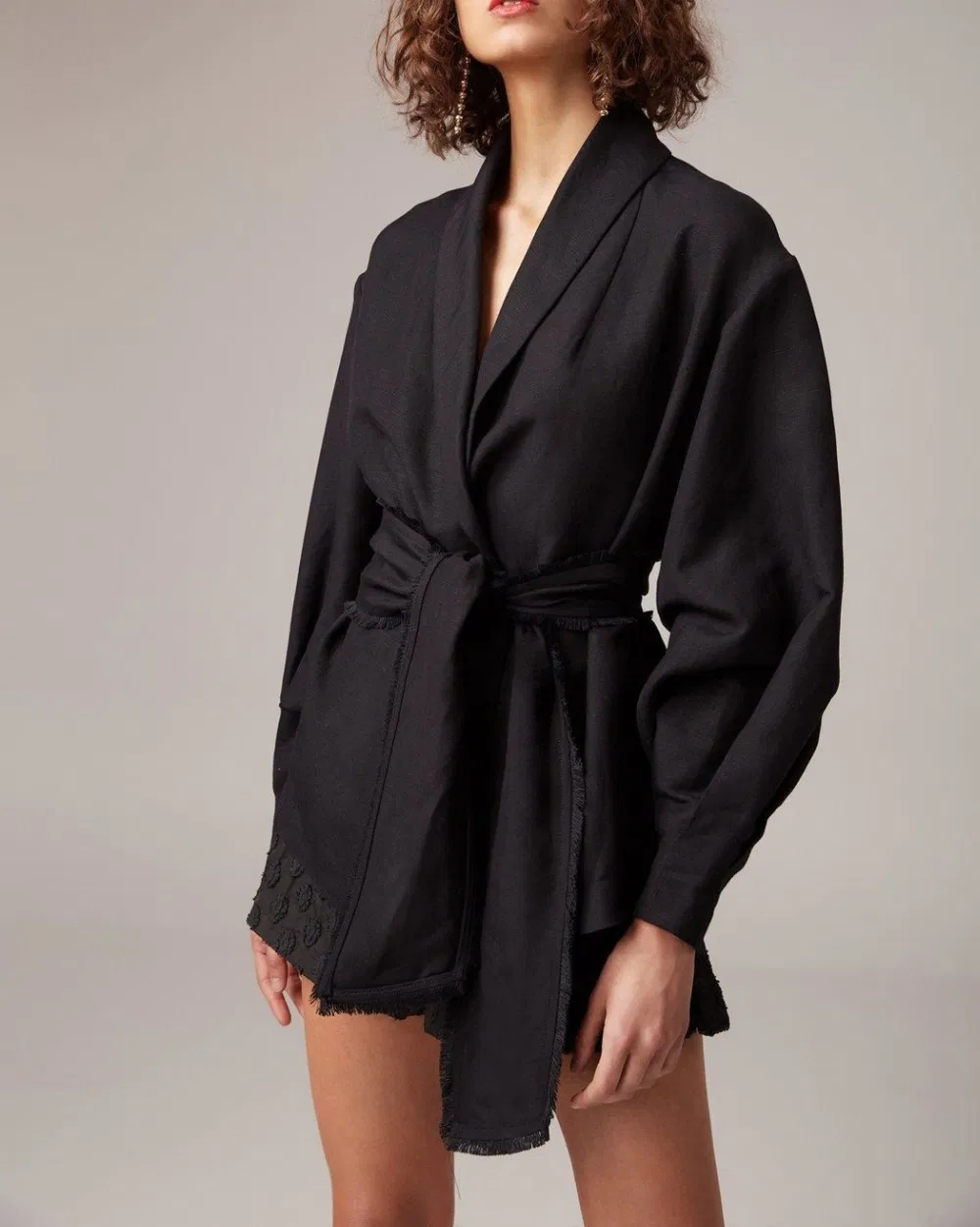 Blazers femininos pretos envolventes lisos tingidos sustentáveis
