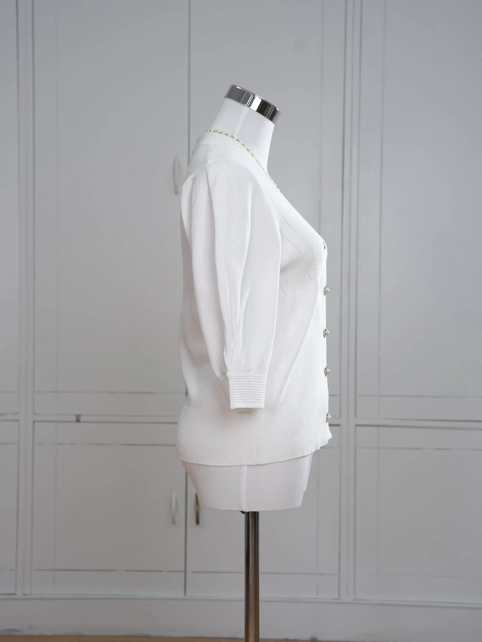 Camisa de malha leve feminina para a primavera e verão, branca, decote em V, blusa elegante e casual