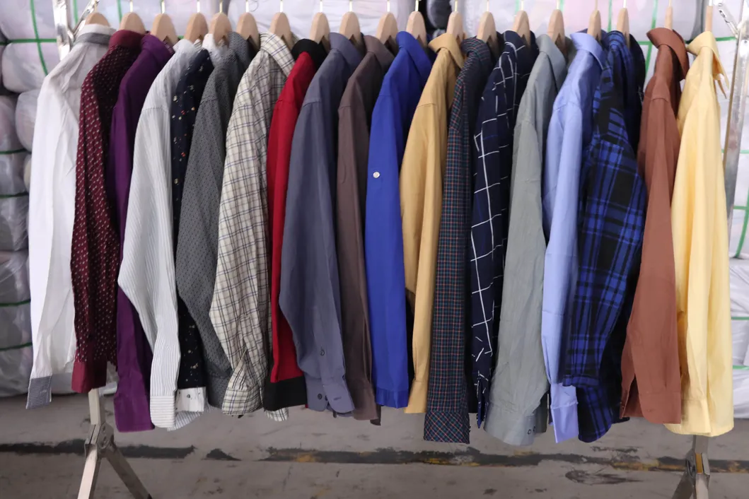 Roupas Usadas na Itália, Roupas Esportivas de Segunda Mão para Homens e Mulheres, Estilo Vintage a Shirys
