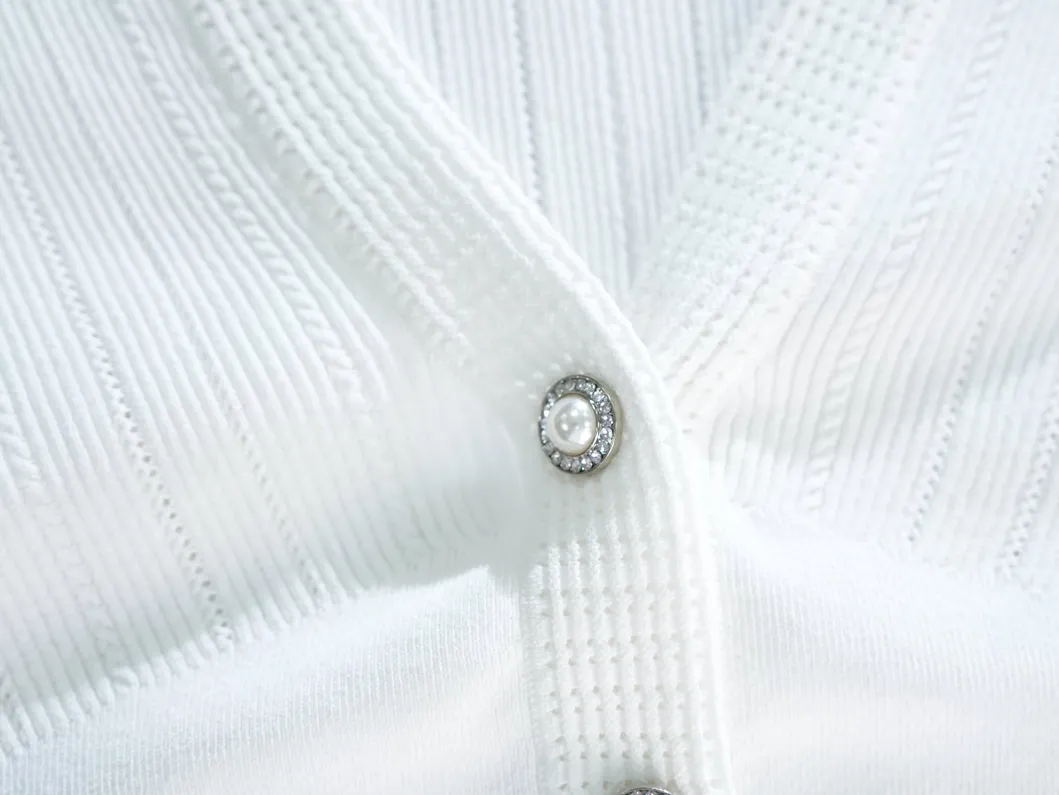 Camisa de malha leve feminina para a primavera e verão, branca, decote em V, blusa elegante e casual