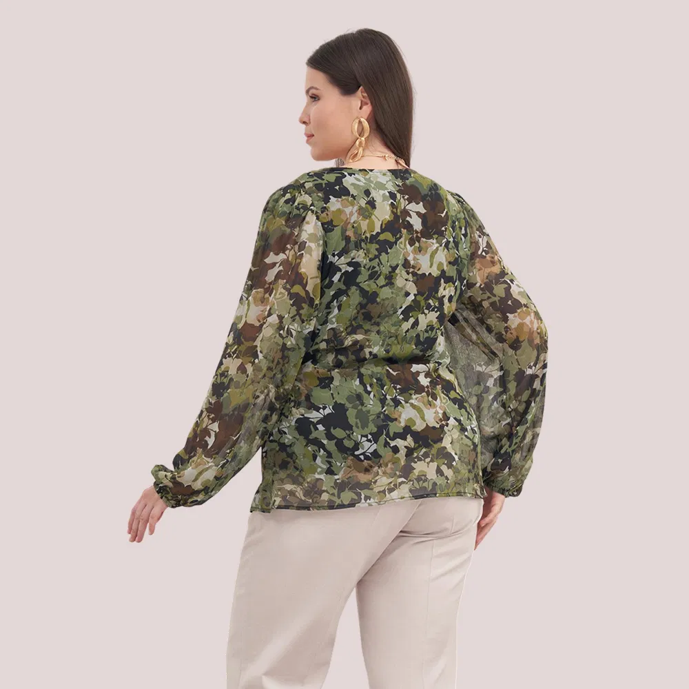 Chegada Nova de Fábrica Blusa Feminina em Chiffon Plus Size com Estampa Floral, Decote em V e Renda na Cintura