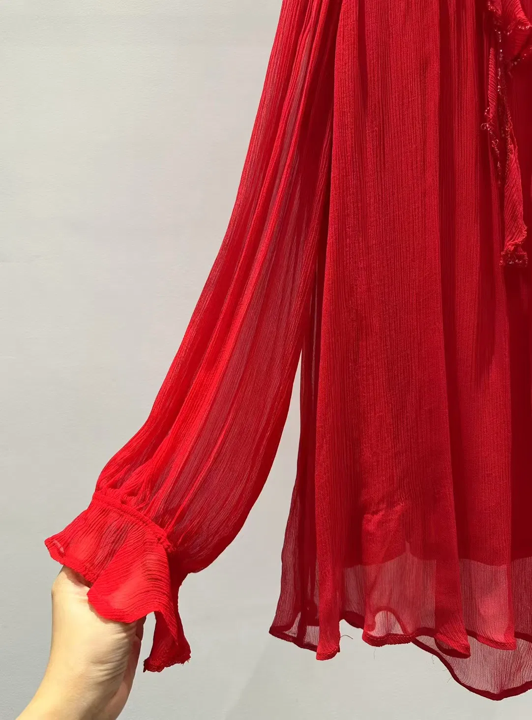 Blusa Plissada de Chiffon Vermelha Transparente com Punhos Ruffle Blusa Casual Solta para Mulheres