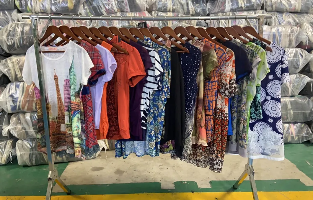 Roupas Usadas na Itália, Roupas Esportivas de Segunda Mão para Homens e Mulheres, Estilo Vintage a Shirys