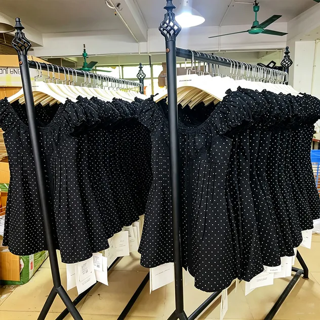 Armazém de peças de vestuário acabadas