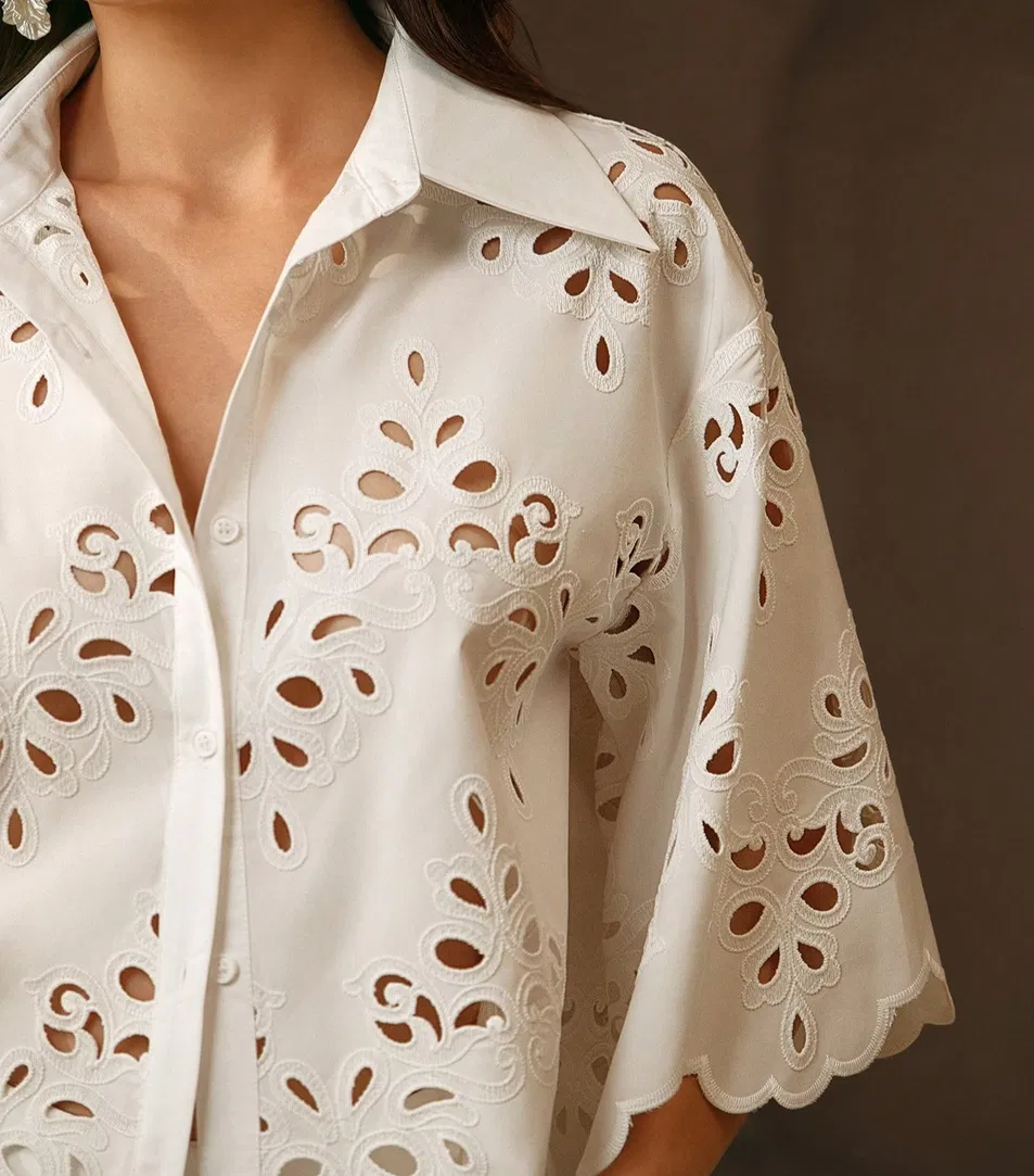 Blusa branca de manga bufante com gola redonda estilo francês para mulheres