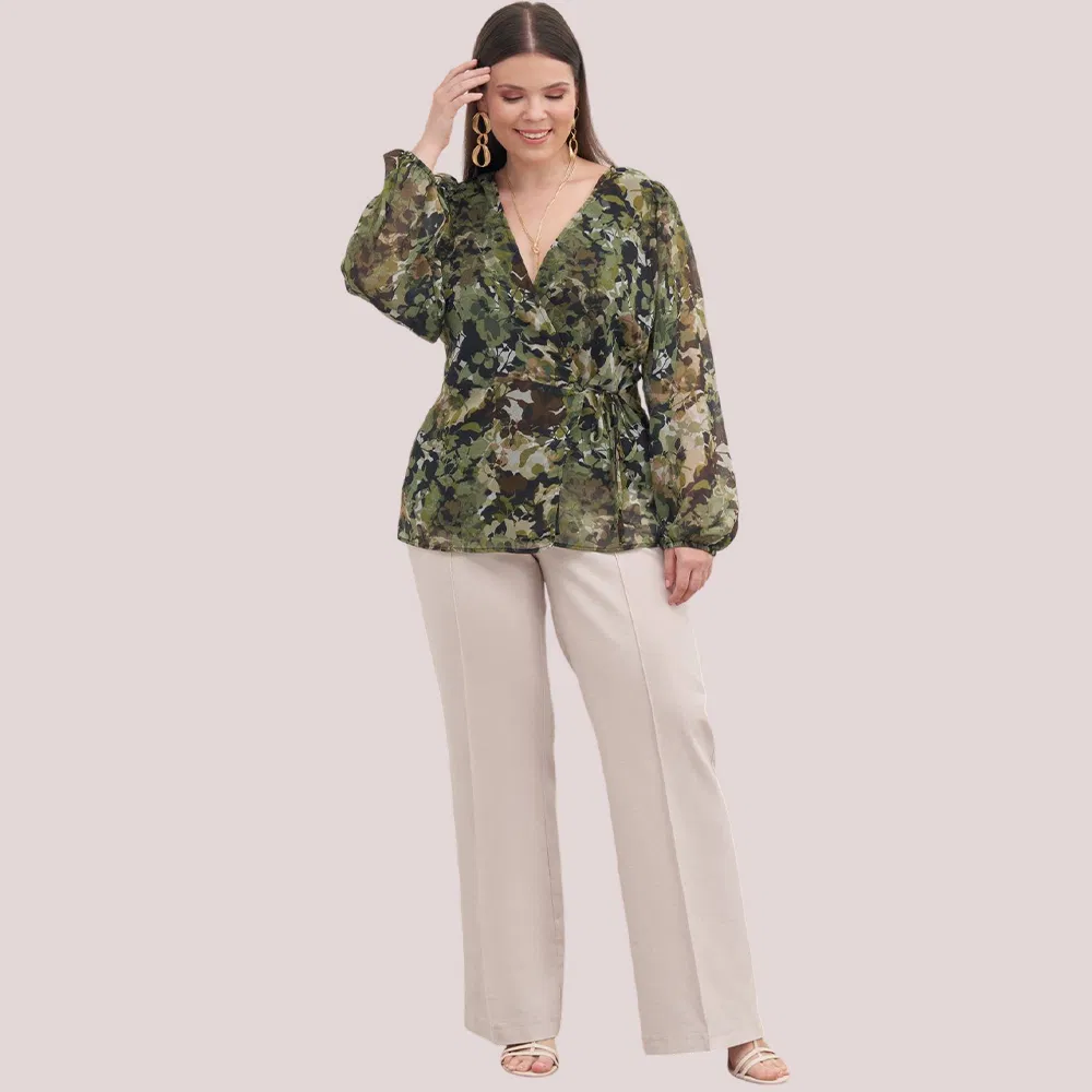 Chegada Nova de Fábrica Blusa Feminina em Chiffon Plus Size com Estampa Floral, Decote em V e Renda na Cintura