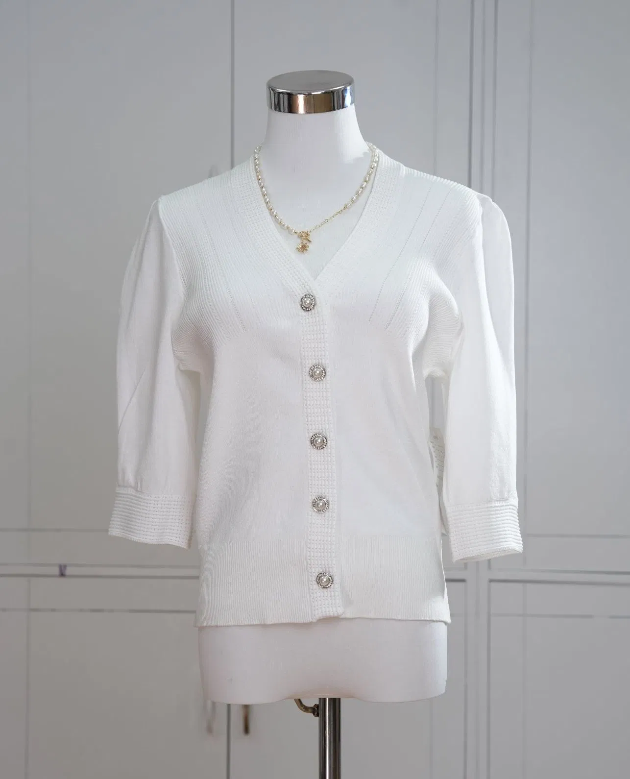 Camisa de malha leve feminina para a primavera e verão, branca, decote em V, blusa elegante e casual