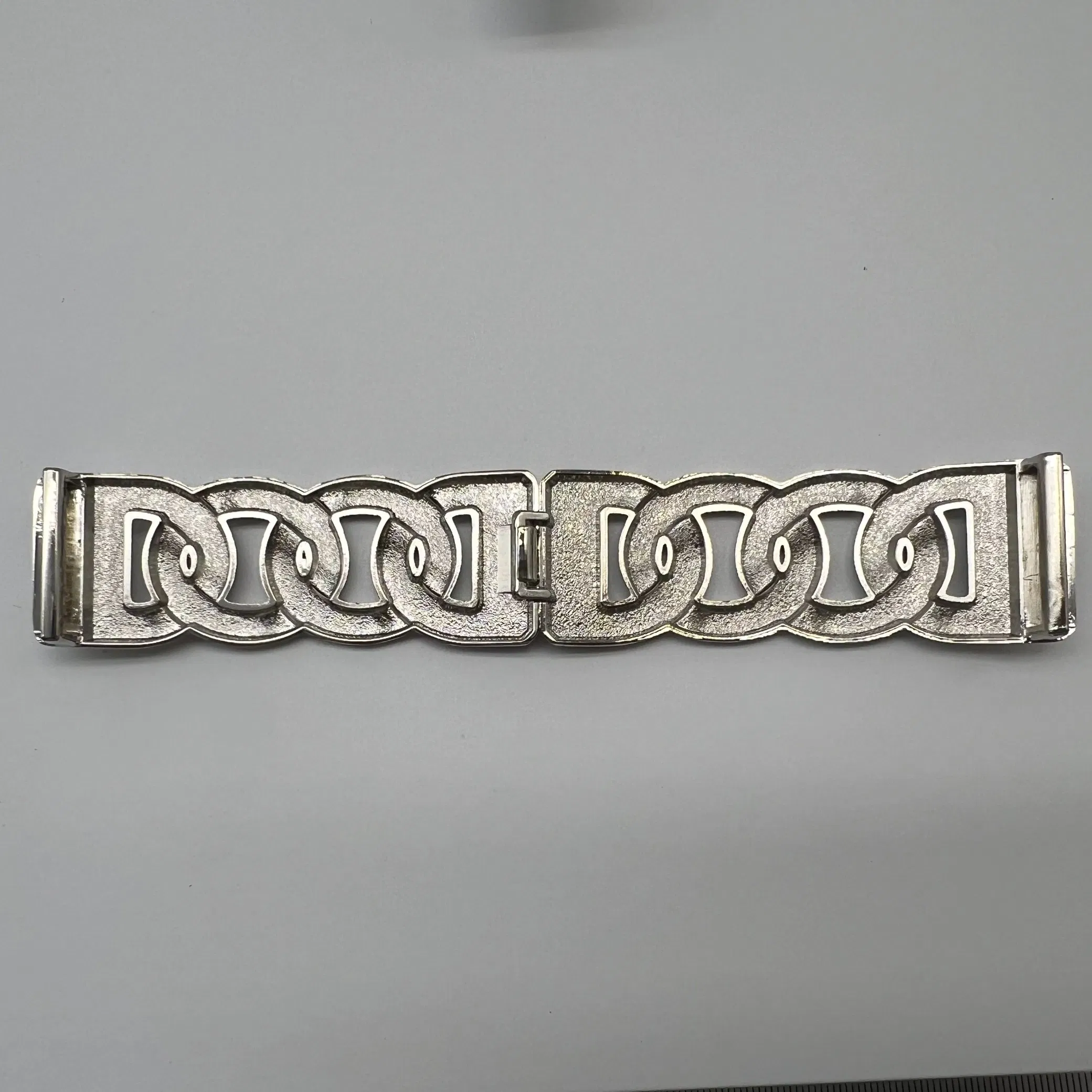 Fivelas anodizadas em cores personalizadas para coleções de moda sazonais por atacado