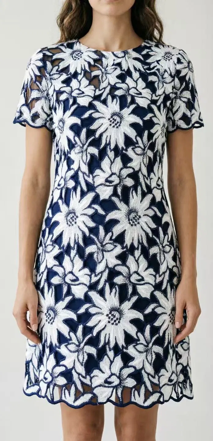 Vestido Floral Premium com Mangas Curtas e Barra em Escalopê - Vestido Semi Formal para Coquetel e Festa no Jardim para Mulheres