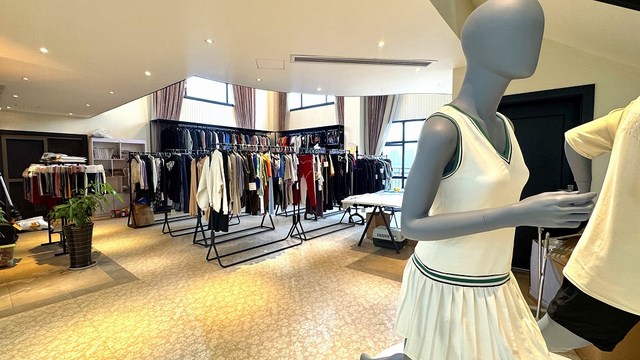 Fábrica da Guangzhou Bazy Clothing com linhas de montagem especializadas