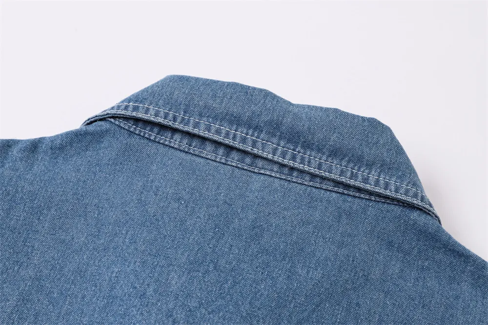 Camisa de Denim Azul Lavado Estilo Americano Personalizada para Mulheres com Bolso